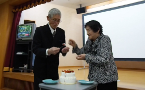 生前葬：結婚式のケーキ入刀のパロディ「円熟の共同作業〜final bite」